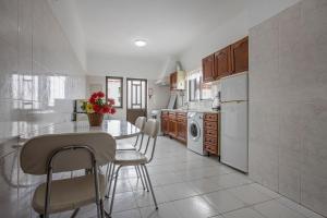 a kitchen with a table and chairs in a kitchen at Villa Bartoni in Aljezur