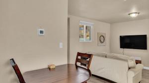 sala de estar con sofá y mesa en Your Nest Away from Home, en Colorado Springs