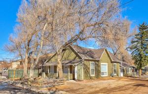 una casa verde con árboles delante de ella en Your Nest Away from Home, en Colorado Springs