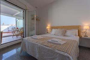 ein Schlafzimmer mit einem Bett mit zwei Handtüchern darauf in der Unterkunft Atico-Solarium CITY Hall by Cadiz4Rentals in Cádiz