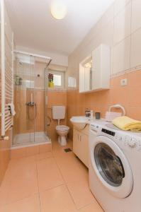 Et badeværelse på Apartments Ante + 51 billeder