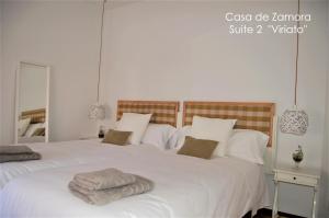 A bed or beds in a room at La Casa de Zamora