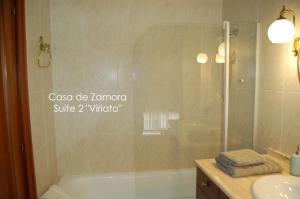 A bathroom at La Casa de Zamora