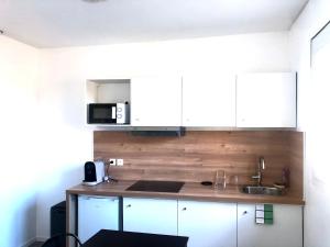 a kitchen with a sink and a microwave at Libourne centre in Libourne