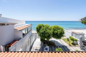 Santa MariaにあるAmazing View Beach Villaのビーチの景色を望むバルコニーが備わる客室です。
