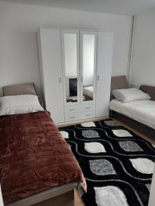 Tempat tidur dalam kamar di Apartman Marina