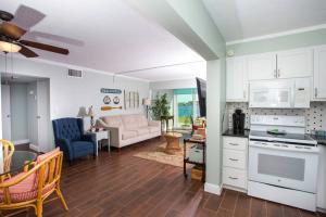 Una cocina y una sala de estar con un sofá y una mesa. en Sea Palm Condos 5E, en Fort Walton Beach