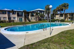 una piscina frente a un edificio de apartamentos en Sea Palm Condos 5E, en Fort Walton Beach
