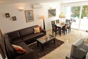 salon z kanapą i stołem w obiekcie Guesthouse Rovinj (4285) w Rovinj