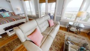 Khu vực ghế ngồi tại Front Beach House +45 ảnh