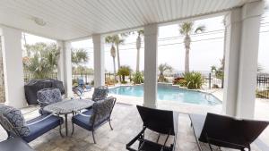 Hồ bơi trong/gần Front Beach House