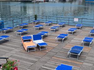ジェノヴァにあるOld Port Apartment 4 bedsの- デッキ(椅子、水上の青い椅子付)