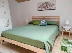 カターニアにあるIl Borghetto di Gigiのベッドルーム1室(ベッド1台、緑の掛け布団付)