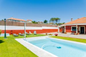 a swimming pool in the yard of a house at La Casiña in A Coruña