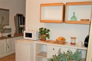 A kitchen or kitchenette at La Casa de Zamora