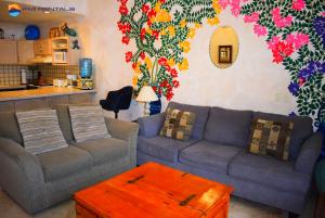 Sala de estar con 2 sofás y mesa en Marina Pinacate A-114 en Puerto Peñasco