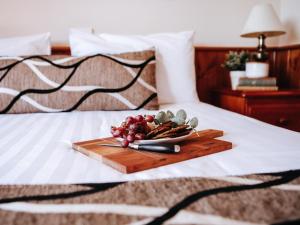 a tray of fruits and vegetables on a bed at Astor Inn in Wagga Wagga +51 photos