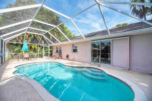 威尼斯的住宿－Vacation Rental by Seminole Dr，一个带玻璃屋顶的室内游泳池