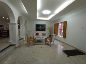 a living room with a white couch and chairs at La 10B in Cartagena de Indias