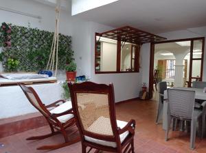 a room with chairs and a table and a mirror at La 10B in Cartagena de Indias