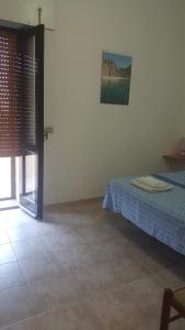 sypialnia z łóżkiem w pokoju w obiekcie Casa Vacanza Costa Rossa vista mare w mieście Trinità dʼAgultu