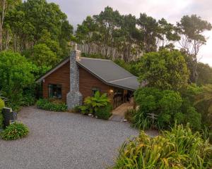 Photo de la galerie de l'établissement Paparoa Beach Hideaway with Hot Tub, à Barrytown