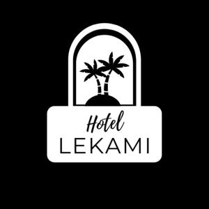 un panneau d'hôtel lekami avec deux palmiers dans l'établissement Hotel Lekami, à Puerto Escondido
