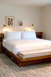 Flamingo Resort & Spa Santa Rosa Sonoma, Tapestry by Hilton客房内的一张或多张床位