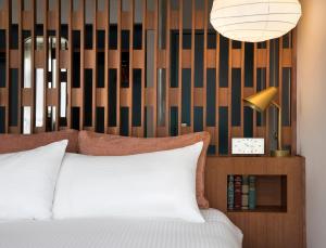 Flamingo Resort & Spa Santa Rosa Sonoma, Tapestry by Hilton客房内的一张或多张床位
