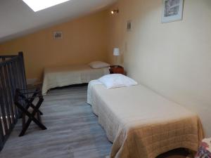 a room with two beds and a staircase at Chateau Rousselle in Saint-Ciers-de-Canesse