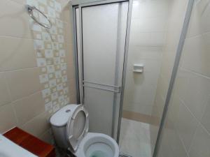 Et badeværelse på APTO INTERIOR + 14 billeder