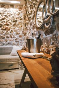 drewniany stół z wiadrem i lustrem na ścianie w obiekcie Ktima Panagias w mieście Ormos Panagias
