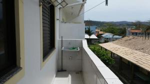 um lavatório de casa de banho ao lado de um edifício em Apartamento 02 em Garopaba
