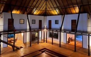 Coral Eye Boutique Resort and Marine Outpost في Likupang: منظر جوي لمبنى يحتوي على غرفة