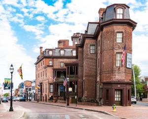 un bâtiment en briques au coin d'une rue dans l'établissement Historic Inns of Annapolis, à Annapolis