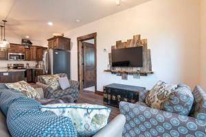 ein Wohnzimmer mit 2 Sofas und einem TV in der Unterkunft Bear Lair at Teton Valley Idaho in Victor