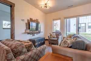 ein Wohnzimmer mit 2 Sofas und einem TV in der Unterkunft Bear Lair at Teton Valley Idaho in Victor