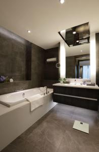 A bathroom at Makati Diamond Residences