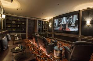 TV a/nebo společenská místnost v ubytování Makati Diamond Residences