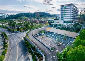une vue aérienne sur une ville avec un bâtiment et une rue dans l'établissement Holiday Inn Tongren Wanshan, an IHG Hotel, à Tongren