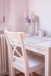 ボローニャにあるCavalieri's Grandの白いテーブルと白い椅子