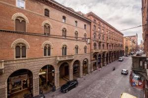una strada cittadina con edifici e auto parcheggiati sulla strada di Cavalieri's Grand a Bologna
