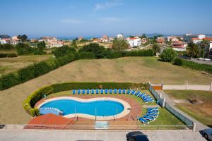 Výhled na bazén z ubytování Hotel Brisa da Lanzada nebo okolí