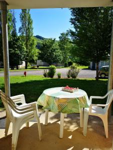 Zahrada ubytování La Maison Bleue, village vacances, piscine, parking