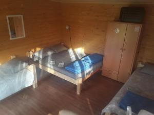 um quarto com uma cama e uma mesa de vidro em Kempings Jūrmalnieki em Mazirbe