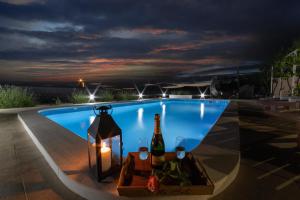 Bazén v ubytování Villa Terra with heated pool nebo v jeho okolí