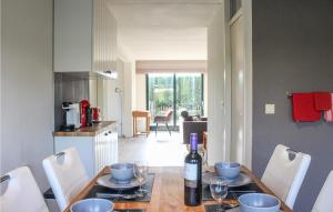 Kuchyň nebo kuchyňský kout v ubytování Stunning Home In Breskens With Kitchen