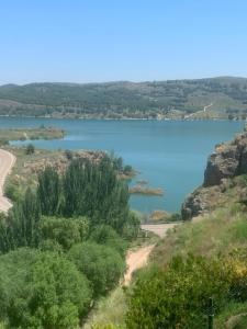vistas a un lago con un camino de tierra en Mirador Del Río Piedra, en Nuévalos