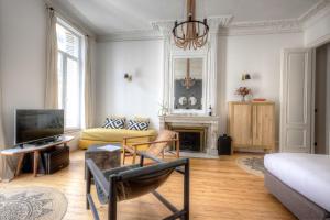 a living room with a bed and a fireplace at Casa Blanca B&B in Bordeaux