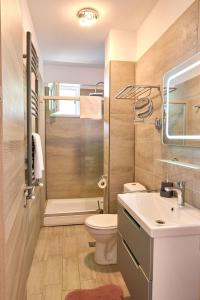 Koupelna v ubytování Beachfront Sea View Apartment - Spa Pools beach Resort